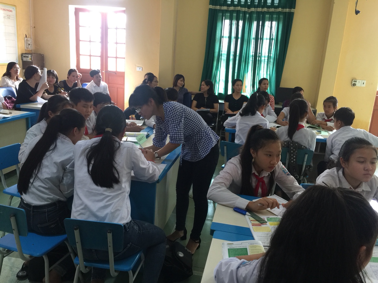 Cô giáo Mạc Thị Hương đang hướng dẫn HS thảo luận nhóm.